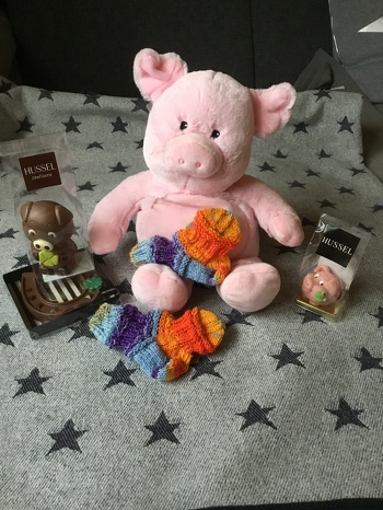 GLÜCKSSÖCKCHEN!
Braucht doch jeder neue Erdenbürger. Ich habe mich in diese total verliebt und ich finde sie wunderschön. Die Anleitung ist super beschrieben und sie können auch Strickanfänger gut nacharbeiten, bei dieser tollen und Schritt für Schritt beschriebenen Anleitung. Vielen Dank an Maschenspiel, wieder eine super Idee und tolle Anleitung. Ich werde sie in allen Größen Stricken, denn Glück kann man nie genug haben und dieses auch gerne anderen wünschen.