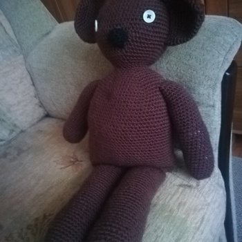 das ist mein Mr. Bean Teddy.Er ist 45 cm  groß. Die Ohren sind ein bißchen groß, sorry. Beim nächsten werden sie kleiner. Aber hier siehts irgendwie lustig aus, oder?