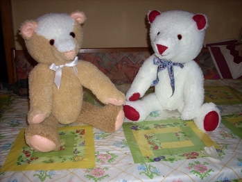 die zwei sind mal zu Enkeln gezogen und werden heute noch heiß geliebt, alle Bären die ich hier zeige sind von mir von Hand genäht