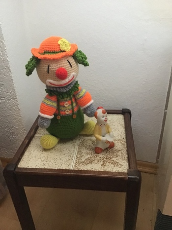 Wir haben den Clown Charly getauft. Es ist ein Einzelstück, das war ganz schön viel Arbeit aber die Anleitung ist super. Habe auch schon einiges für mich aufgeschrieben was ich selbst gemacht habe aber das ist gar nicht so einfach. Meine Bewunderung für diejenigen die uns mit den schönen Anleitungen verwöhnen.