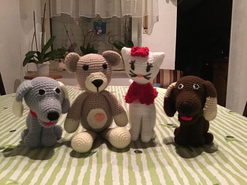 Das sind alles Werke von Anleitungen die ich hier erworben habe, (super Anleitungen dazu gehört viel Fantasie und Können) habe einiges etwas abgeändert. Z.B. Der Hund hat eine rote Zunge und ein Halsband. Die Katze hat einen Umhang und ein Blümchen auf dem Kopf.