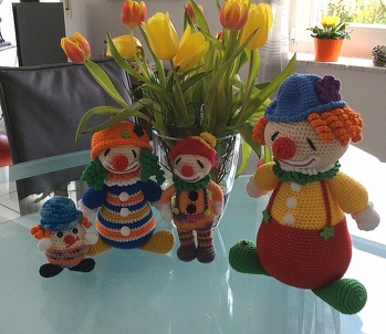 Mit der Bitte der Kundin die in diesen Sachen nicht so firm ist darf ich euch ihre Clowns zeigen.
Sie ist ein echter Faschingsnarr und beschenkt ihre Lieben nun mit ihren tollen werken.