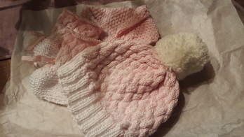 Dieses Set ist super zu stricken, die Wolle ist babygerecht.