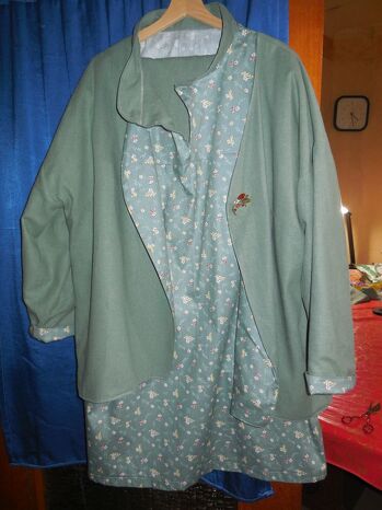 das ist mein Outfit für die Kommunion meiner jünhgsten Enkeltochter, eine Hose in dem selbem grü wie die Jacke gehört auch noch dazu. Die jacke ist ein uraltschnitt von BM die Bluse ein Eigenentwurf, den grnudschnitt kann ich variieren wie es mit beliebt.