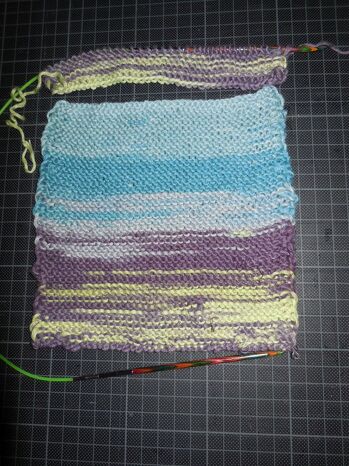 ich bin dabei mir nochmal ein paar von diesen BW-Spüli`s zu stricken, die Dinger sind echt genial beim Spülen, hab da schon so einige gestrickt Hatte nich ältere BW-Wolle liegen und die reichte für eine größere Sache eh nimmer, also werdn Spüli`s draus,