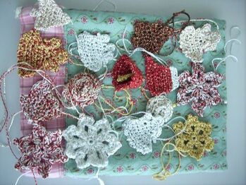 diese kleinen Anhänger häkelte ich auch mal während einer Reha