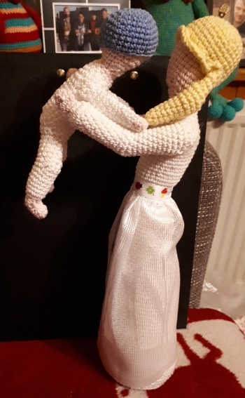 Habe mich mal an die tolle Anleitung gemacht und bin mit dem Ergebnis ganz zufrieden.
https://www.crazypatterns.net/de/items/39258/muttertag-mama-kind-haekelanleitung-amigurumi-pdf
