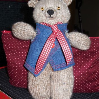 die letzten 3 Tage habe ich an diesem Teddy gestrickt, dann bekam er noch ne Weste und und eine Krawatte