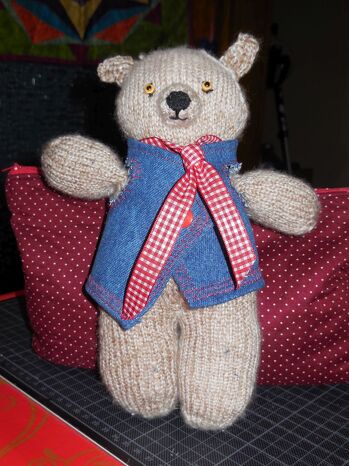 die letzten 3 Tage habe ich an diesem Teddy gestrickt, dann bekam er noch ne Weste und und eine Krawatte