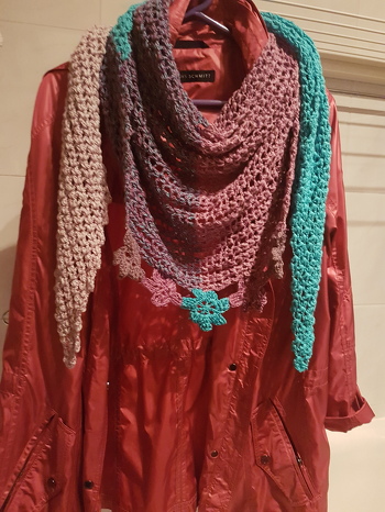 Rote Koralle mit Blüten