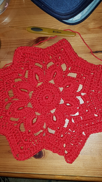 Daraus wurde eine Weihnachtsdecke.