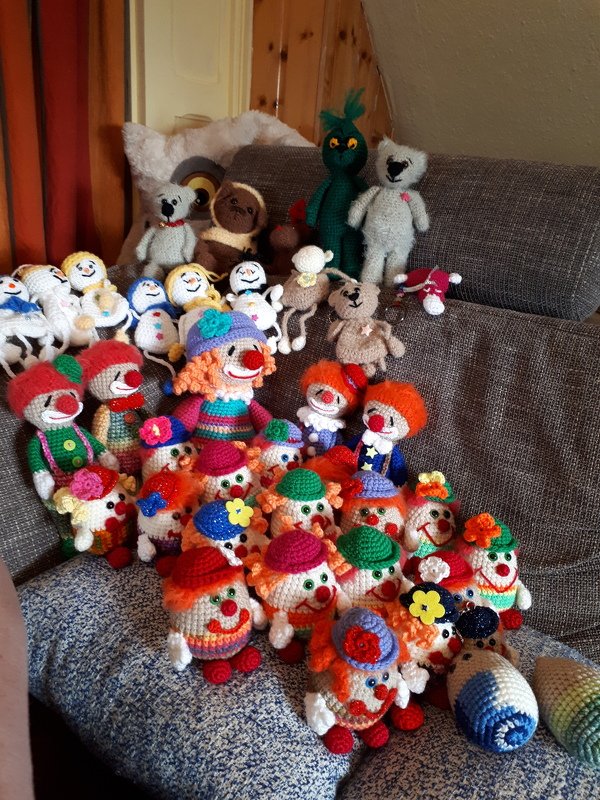 kleine lustige Clowns "die Konfettis" farbenfrohe Gute-Laune-Bringer und Fasching