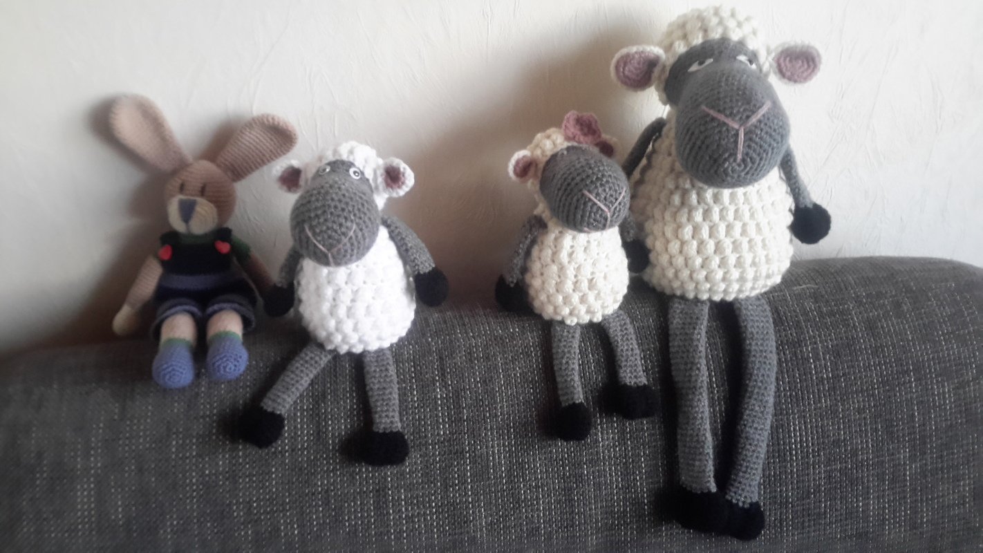 XXL Treppenhocker Kantenhocker Schaf mit Filz Blume zu Ostern oder Frühlingsdekoration