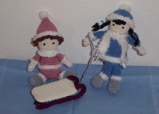 Zwei Winterkinder nach Anleitung von Mtinitoon mit Schlitten nach Entwurf von Maschen-Laus. Ich habe beim Schlitten alle Teilchen angenäht, nicht geklebt, und Kufen, Stützen sowie die Sitzfläche sind in Reihen gehäkelt und dann zusammengenäht.