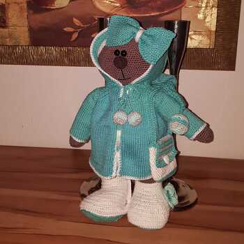 Bär gehäkelt, Kleidung gestrickt