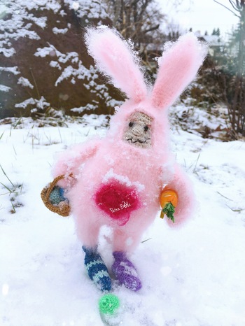 Ein richtiger Hingucker ist der Grinch Hubert von Wooly-Gurumis ( sticht zwischen meinen anderen Hasen gut ab ) tolle Anleitung super schöne Idee