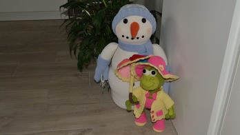 Frühlingstreffen... der Türsteher Schneemann und die Wetterfroschdame Emelie...