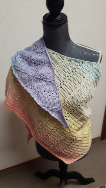 Dieses Tuch habe ich für meine Schwester gehäkelt.  Die hatte sich Modell und Farbe rausgesucht.  Mir hat es sehr viel Spaß gemacht.