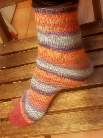 Meine erste Socke Fixe Ferse ist fertig. Absolut was für Sockenanfänger. Sogar mit Video! Das ist eine tolle Anleitung, sogar mit Video! und die Socke sitzt prima :)
https://www.crazypatterns.net/de/items/48927/strickanleitung-socken-fixe-ferse-so-einfach-wie-noch-nie-toe-up-gr-34-45