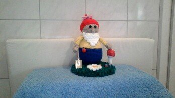 Ich habe einen Gartenzwerg für meinen Schwager gehäkelt, der sehr viel im Garten arbeitet. Ist sehr gut angekommen.