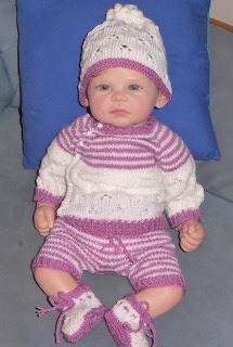 Puppenkleider stricken macht süchtig! Das Schlüttli ist nach einem Modell von mowi19 gestrickt, das Höschen findet sich in einem Baby-Strickheft von Filati  und das Mützchen habe ich bei strickbiggi abgeschaut. Die Schuhe musste ich etwas den Puppenfüsschen anpassen.