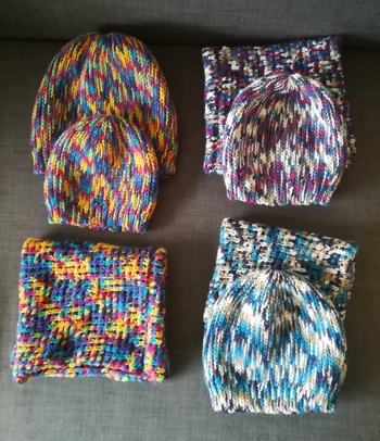 Etwas für die Völkerverständigung: Bosnisch gehäkelte Mütze mit passendem, tunesisch gehäkeltem Loop. :-)