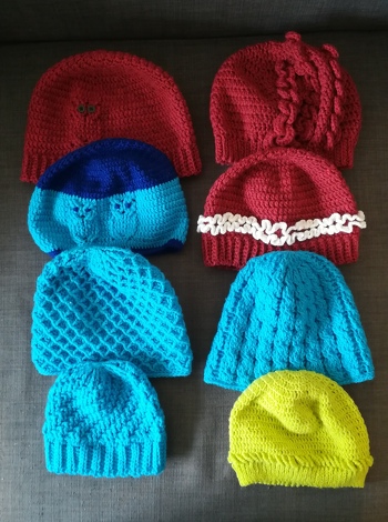 Glühende Häkelnadel: nach div. Anleitungen gehäkelte Mützen, die meisten leicht modifiziert.