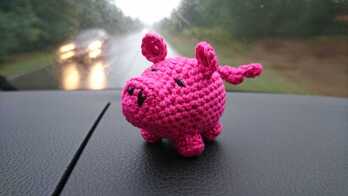 Bei langen Autofahrten (natürlich nur als Beifahrer) hab ich immer etwas Wolle dabei. Hier ist ein Glücksschweinchen entstanden.