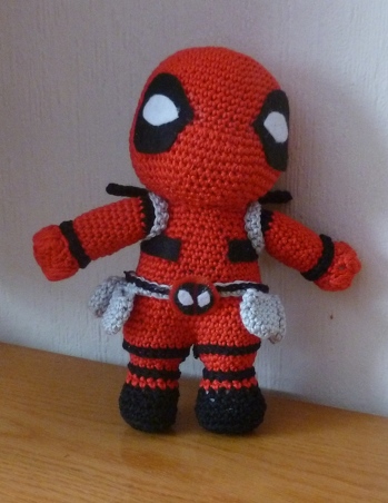 Geschafft!!!   Nur eine Vollblut-Oma laßt sich zum Deadpool häkeln überreden.
Hat aber Spaß gemacht.