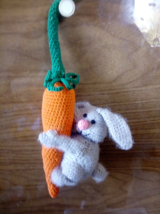 Hase an großer Karotte mit kleinen Karottenanhängern Osterdeko