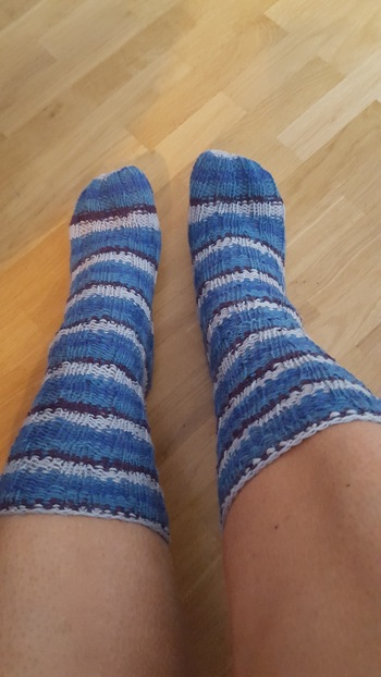 Spiralsocken ohne Ferse- total einfach nach einer Anleitung von hobbii nachzuarbeiten.
Habe für Schuhgröße 37-38 genau 50g Sockenwolle gebraucht