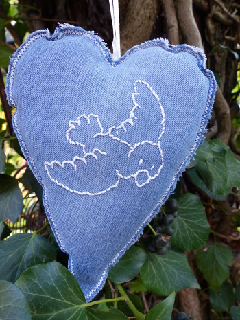 Genähtes Herz (Stoff war mal eine alte Jeans) mit einem gestickten Vogel.