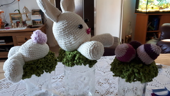 Osterhasenbonbonglas in drei Teile.