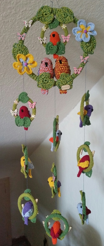 Meine Eigencreation.
Die kleinen Ringe sind Armreifen ( billige vom Grabbeltisch :-)  ) den größeren hab ich aus Draht gebogen.