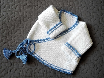 Baby Jäckchen
Da ich 100%  Baumwolle verwendet habe war ich vor allem für die Größenangaben und die Zeichnung in der Anleitung sehr dankbar.