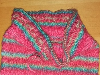 Schlauchschal, den man auch über den Kopf ziehen kann.