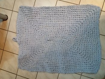 Upcycling. Aus einem Bettbezug gehäkelt.