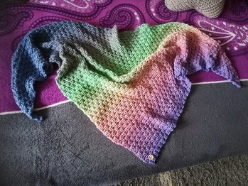 Mein Crossy von Wollnessdesigns.
Ein tolles Tuch.
Super Anleitung, Mustersatz lässt sich leicht merken und einfach und zügig nacharbeiten.