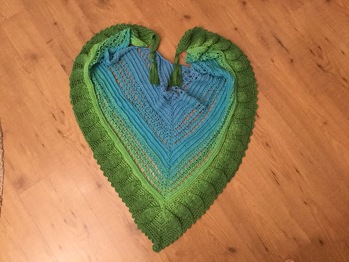 Das war mein erstes gehäkeltes Tuch. Das Blue Lagoon von Wollness Design.