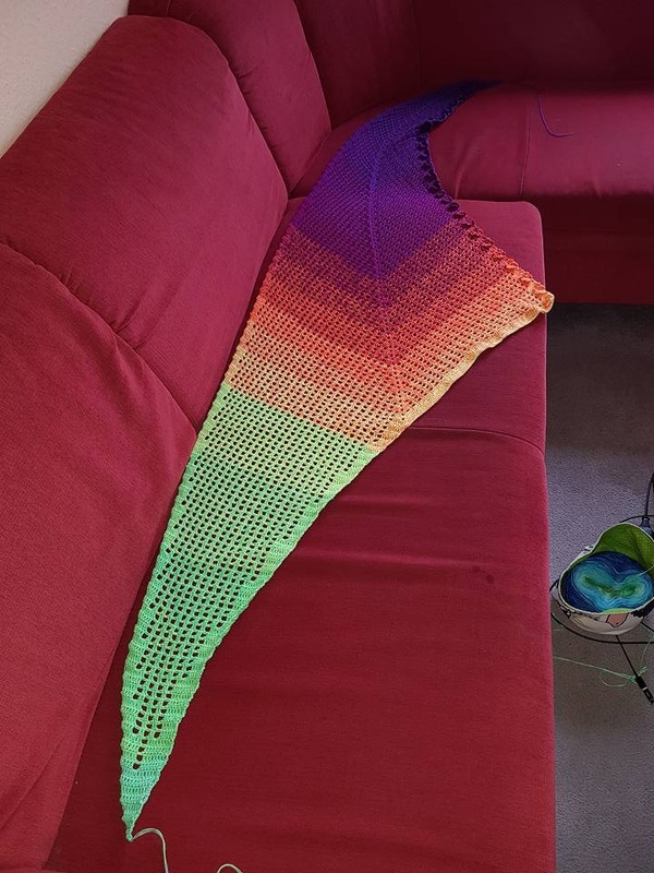 Häkelanleitung Tuch // Dreieckstuch mit Blüten &quot;In Bloom&quot;