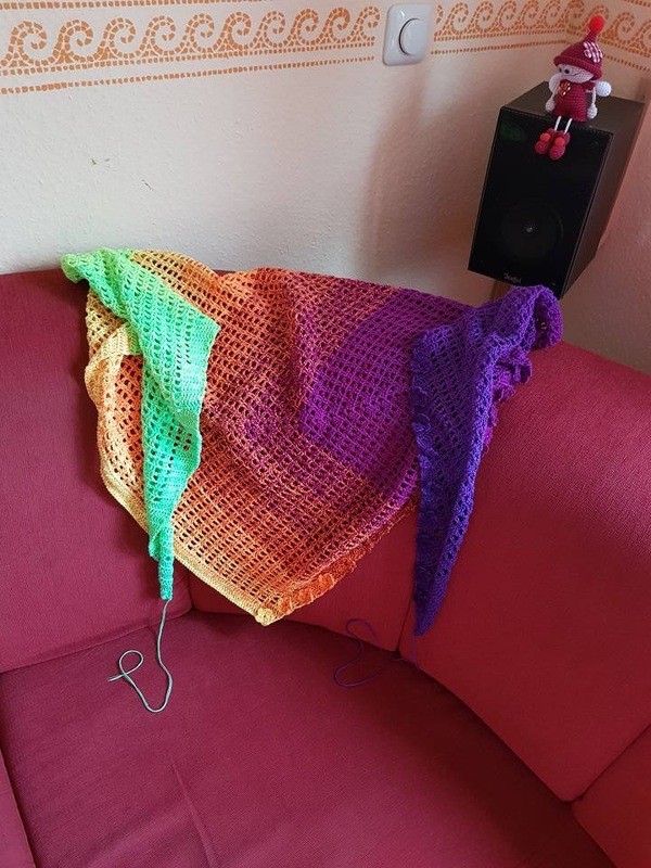 Häkelanleitung Tuch // Dreieckstuch mit Blüten &quot;In Bloom&quot;