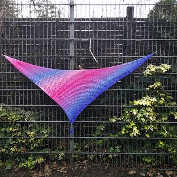 Das Crossy von Wollness Design und ein traumhafter Bobbel von Regenbogengarne aus dem Unterallgäu. Perfekte Anleitung und mein neues Lieblingstuch