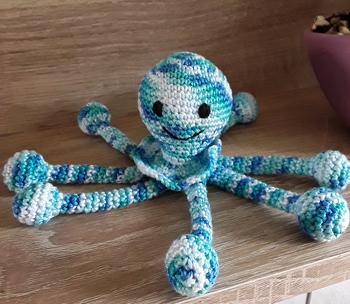 Eine super Anleitung. Ich liebe diese Krake, das ideale Geschenk für kleine Kinderhände. Wie alle Anleitungen von Lassal ist sie auch anfängertauglich, vielen Dank