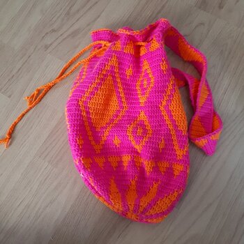 Ich weiß nicht wie oft ich diese Tasche schon für meine Tochter und ihre Freundinnen gehäkelt habe. Natürlich immer in anderen Farben aber jedesmal wieder ein Hingucker. :)