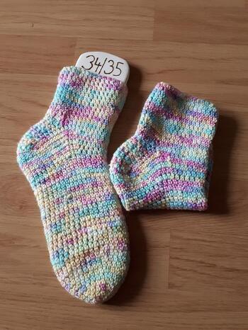 Hier hab ich mal ein Paar gehäkelte Socken ausprobiert. Die Wolle ist besonders kuschelig aber die gestrickten sind mir dann doch lieber. ;)