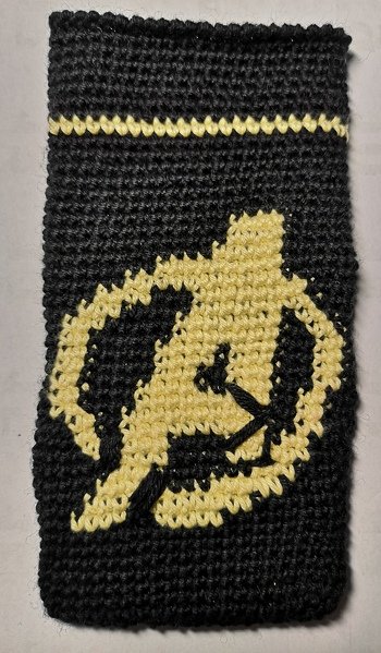 Das Avengersfieber ist allgegenwärtig und so habe ich für meinen Sohn eine Handyhülle mit dem Symbol gehäkelt. Ich habe über das Bild ein Gitter gezeichnet und habe so immer zwischen dem gelben und schwarzen Faden gewechselt.