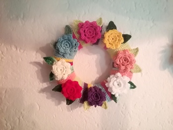 Blumenkranz aus Wollresten.
Danke für die Anleitung der Blumen und Blätter.