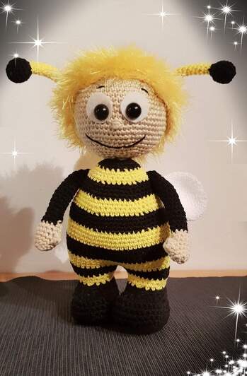 Meine Wuschelbiene
Die süße Anleitung ist von Mtinitoon. Vielen lieben Dank dafür.
Hat super geklappt und viel Spaß gemacht :)
Arbeit und Foto sind von mir.