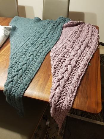 Anleitung Tuch cosy winter, links in drops sky seegrün, rechts in merino big.