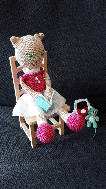 Meine Katzen-Ballerina (AL handcraft-studio) kostenlos im i-net gefunden.
gehäkelt mit 1,75 Nd, Größe ca. 22 cm. Rock aus Gardinenstoff.